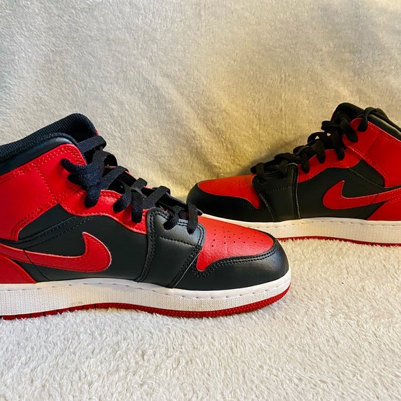 Air Jordan 1 Mid 'Banned' Shoes Size 7Y - Picture 3 of 8